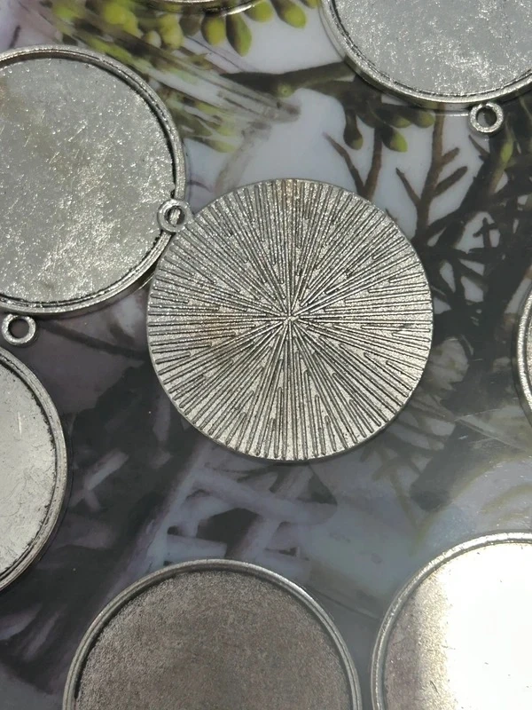 Lote grande de 50 pingentes de cabochão de 30mm prateados – photo 4